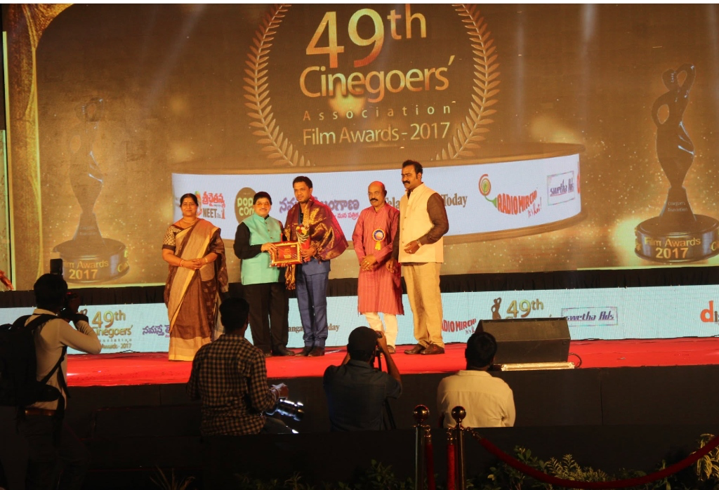 Disha Projects receiving the Best OOH Partner award on stage at the Cinegoers' Film Awards